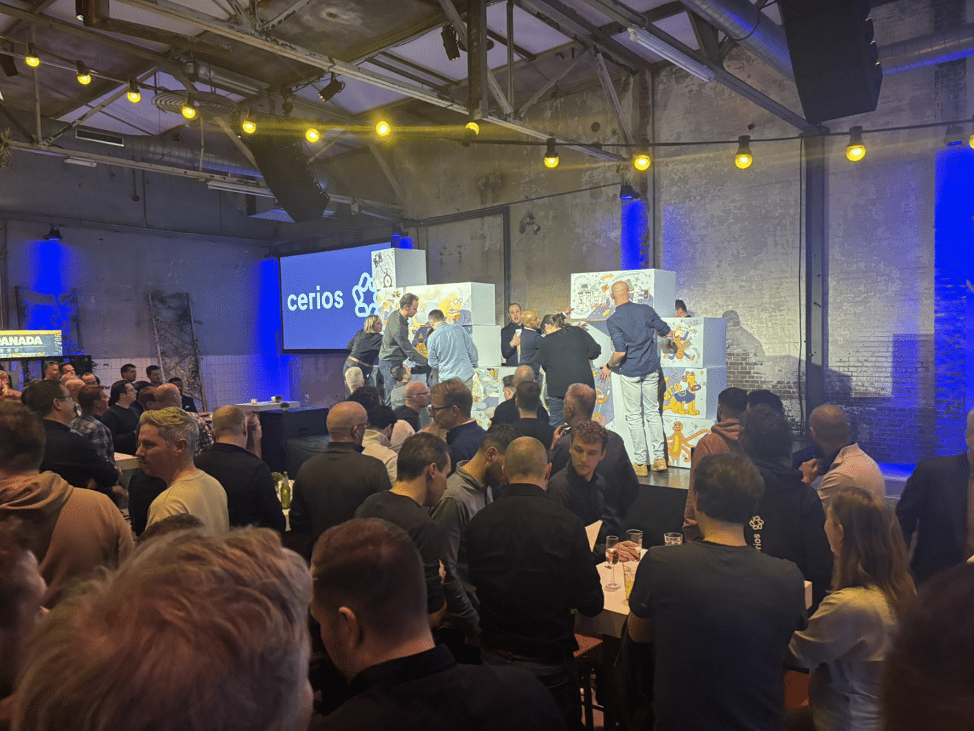 Kartonnen kubus bedrukt voor evenement